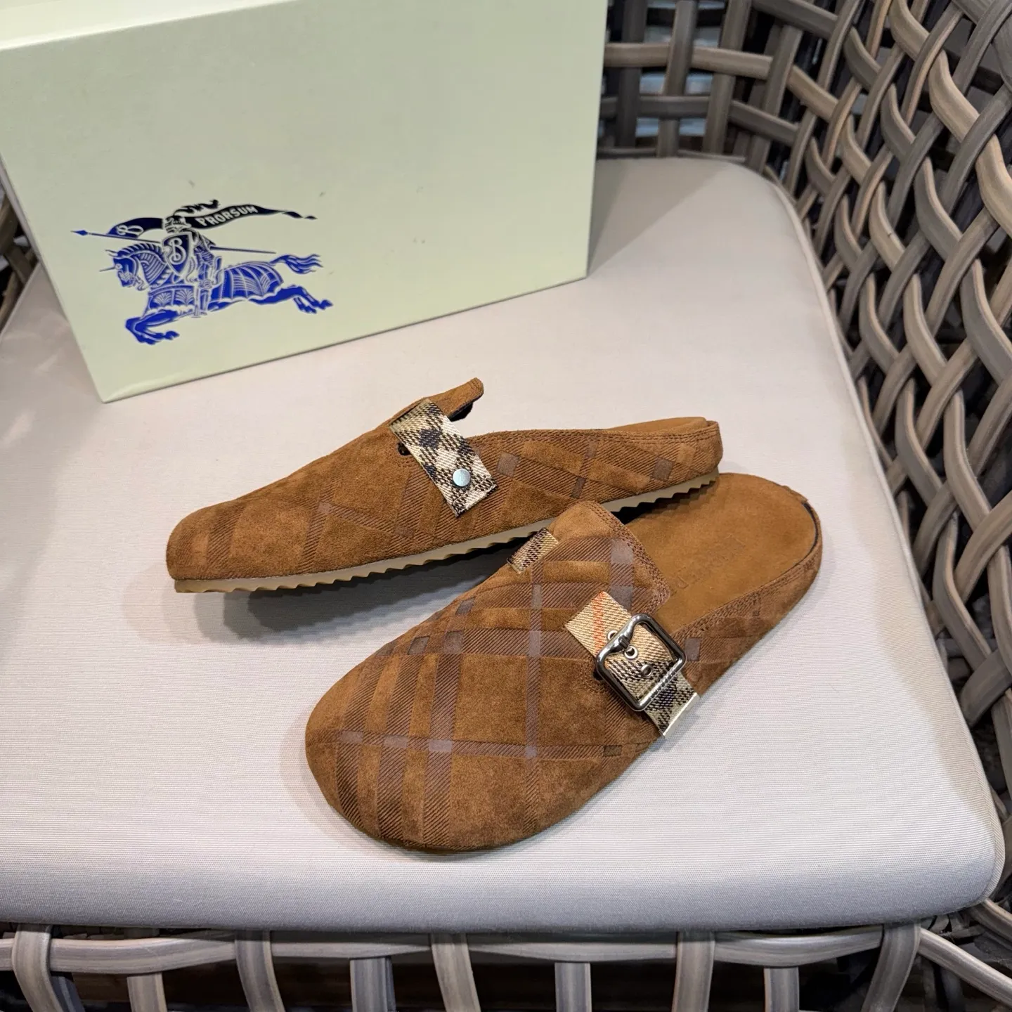 Men's Men's Shoes 💰360 [New Style] 🐝🐝Burberry New Burberry - Men's Checked Leather Urchin Half-Flop Sandal Made of soft suede cowhide and calfskin, these half-flop sandals feature an adjustable B-shaped buckle strap and are decorated with the signature sand-colored Burberry check in jacquard worsted. The upper wraps around the midsole and is paired with a sole made of the same upper material with an embossed logo on the heel and a wavy rubber outsole embellished with the Burberry lettering. Fashionable and casual! Comes with full set of original packaging dust bag! Code number: 39-40-41-42-43-44 standard code (38/45 can be customized and returns and exchanges are not supported)
